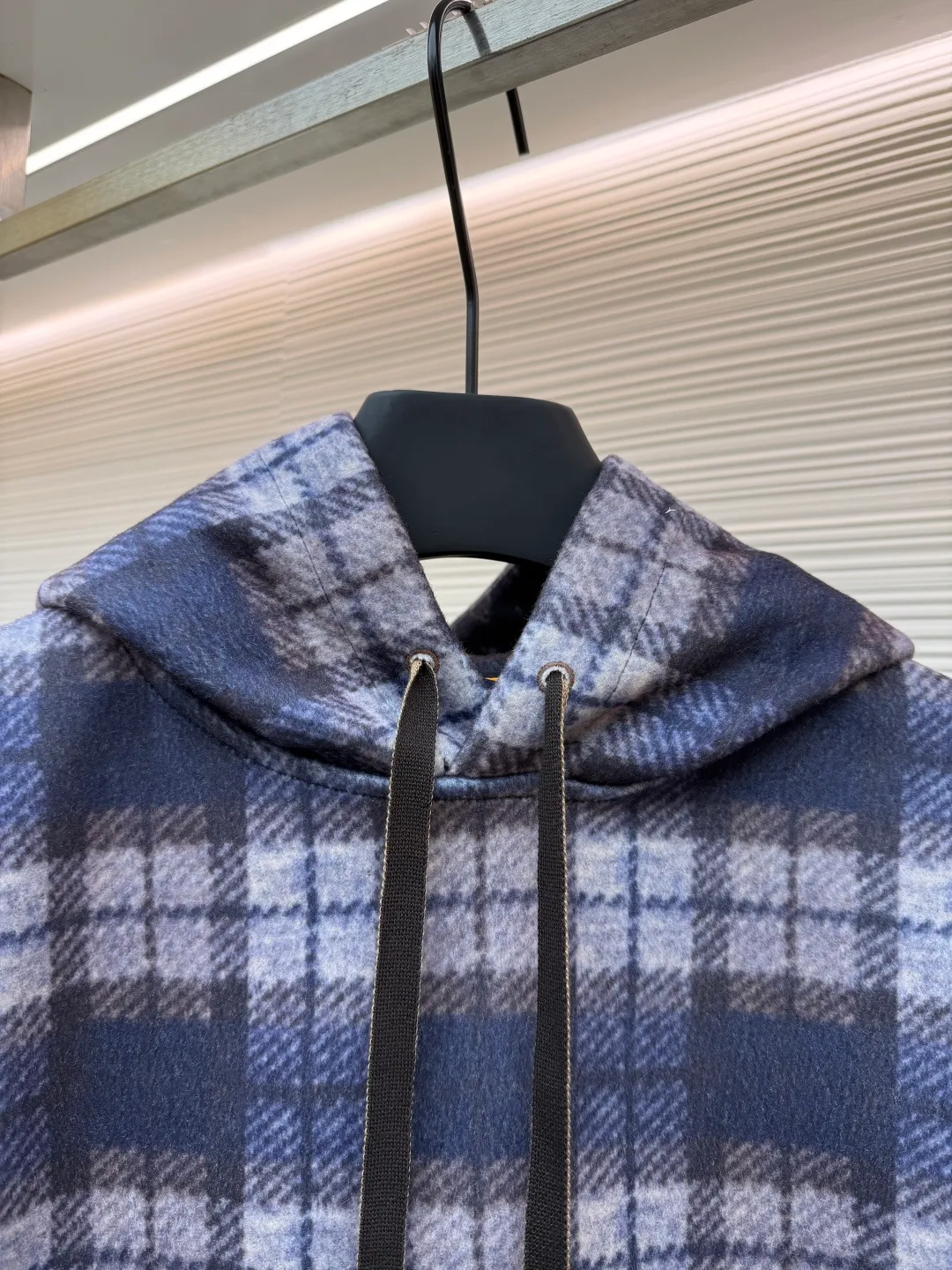 LOUIS VUITTON plaid gradient long-sleeved hoodie ●Original version: Purchased and developed for 15100 ●Item number: 1681896-B40 ●Fabric: wool blended fabric ●Technology: Digital direct printing ●Color: Purple ●Version: Fitted version ●Weight: about 1035 grams ●Size: S-M-L-XL ●Description: This hooded sweatshirt uses splicing technology to create a layered texture: the upper part is made of wool blended fabric with a blue and gray plaid pattern, and is pre-shrunk to ensure a stable fit; the lower part and sleeves use digital printing technology to present a gradient Monogram dark pattern, and the ink penetrates the fiber to achieve high color fastness. The hood has a built-in invisible lining to enhance stiffness, and the drawstring is made of wear-resistant nylon rope with a metal bell for smooth pulling. The front kangaroo pocket is made of welted bag technology, and the edge of the bag mouth is reinforced with double stitching. The cuffs and hem are made of ribbed knitted fabric, and the elastic hemming fits the body shape. The seams throughout the garment are high-strength stitches of the same color. Precision sewing every 3cm/12 stitches improves durability. The overall craftsmanship takes into account both visual details and practical durability. The overall wiring is straight and delicate, the fabric is comfortable and soft, and the color is consistent without color difference. It can be matched with the same style to create a fashionable look and control various occasions. Customized accessories, complete with three standards, same style for men and women!